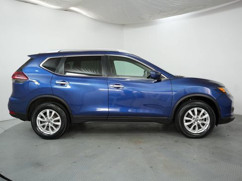 Used 2018 Nissan Rogue SV image 5