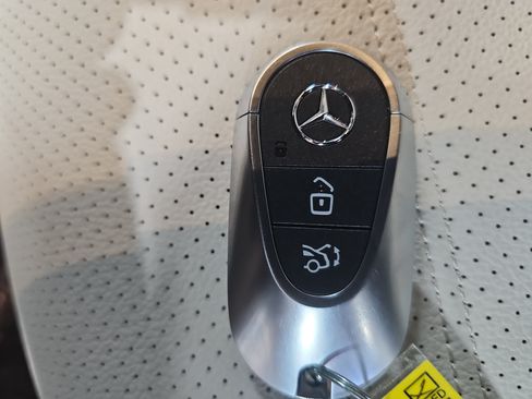 Used 2025 Mercedes-Benz GLC 300 4MATIC image 36