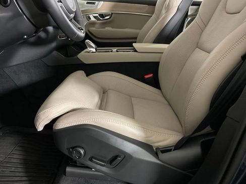 Certified 2025 Volvo XC90 B6 Ultra w/ Protection Package Premier AWD/4WD image 32