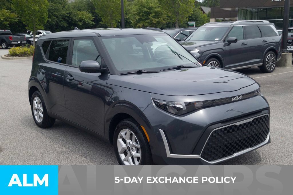 Used 2025 Kia Soul LX w/ LX Technology Package FWD image 3