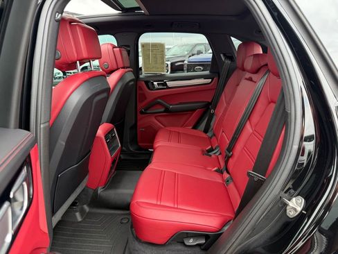 Used 2022 Porsche Cayenne S AWD/4WD image 11