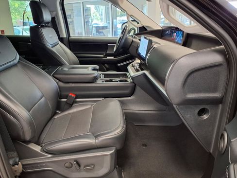 Used 2025 Ford Expedition Platinum AWD/4WD image 10