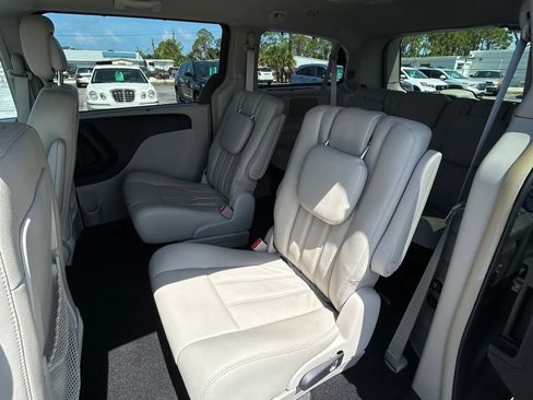 Used 2011 Chrysler Town & Country Touring-L FWD image 20
