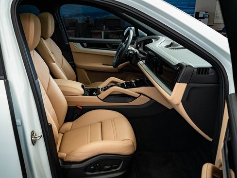 Certified 2024 Porsche Cayenne Coupe image 23