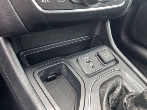 Used 2019 Jeep Cherokee Latitude Plus w/ Comfort/Convenience Group FWD image 26