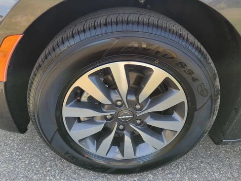 Used 2022 Chrysler Pacifica Touring-L w/ Uconnect Theater Family Group FWD image 10