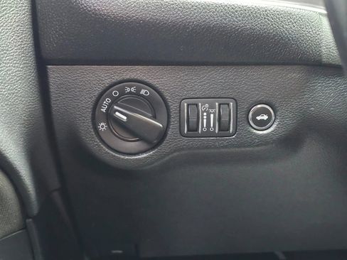 Used 2018 Dodge Challenger SXT RWD image 27