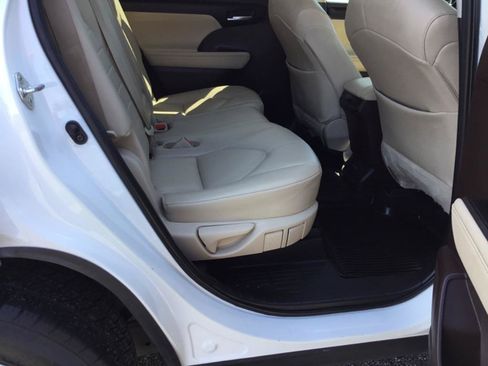 Used 2020 Toyota Highlander XLE FWD image 38