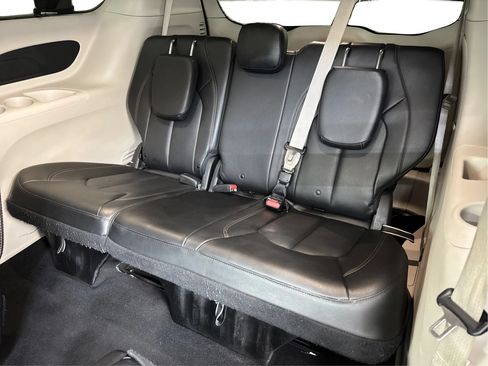 Used 2019 Chrysler Pacifica Touring-L FWD image 40