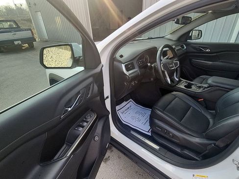 Used 2023 GMC Acadia SLT w/ Preferred Package image 13