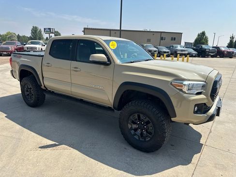 Used 2017 Toyota Tacoma TRD Off-Road w/ Premium & Technology Package AWD/4WD image 33