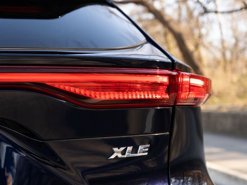 Used 2024 Toyota Venza XLE image 13