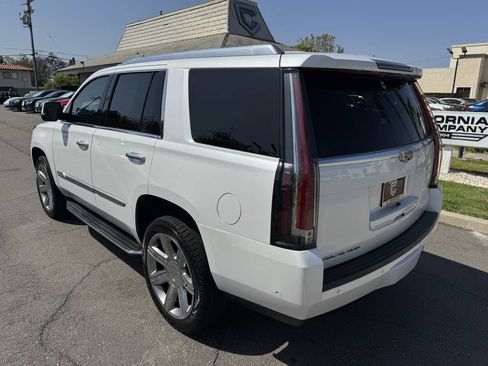 Used 2018 Cadillac Escalade Luxury RWD image 3