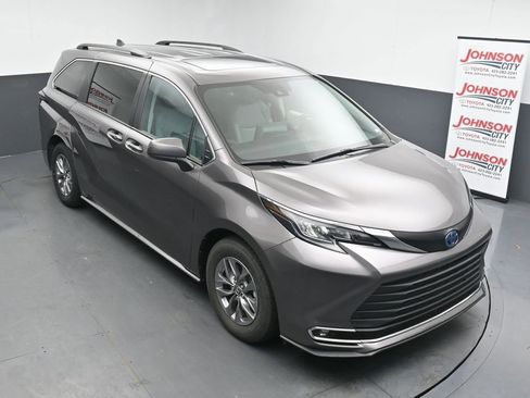 Used 2024 Toyota Sienna XLE FWD image 24