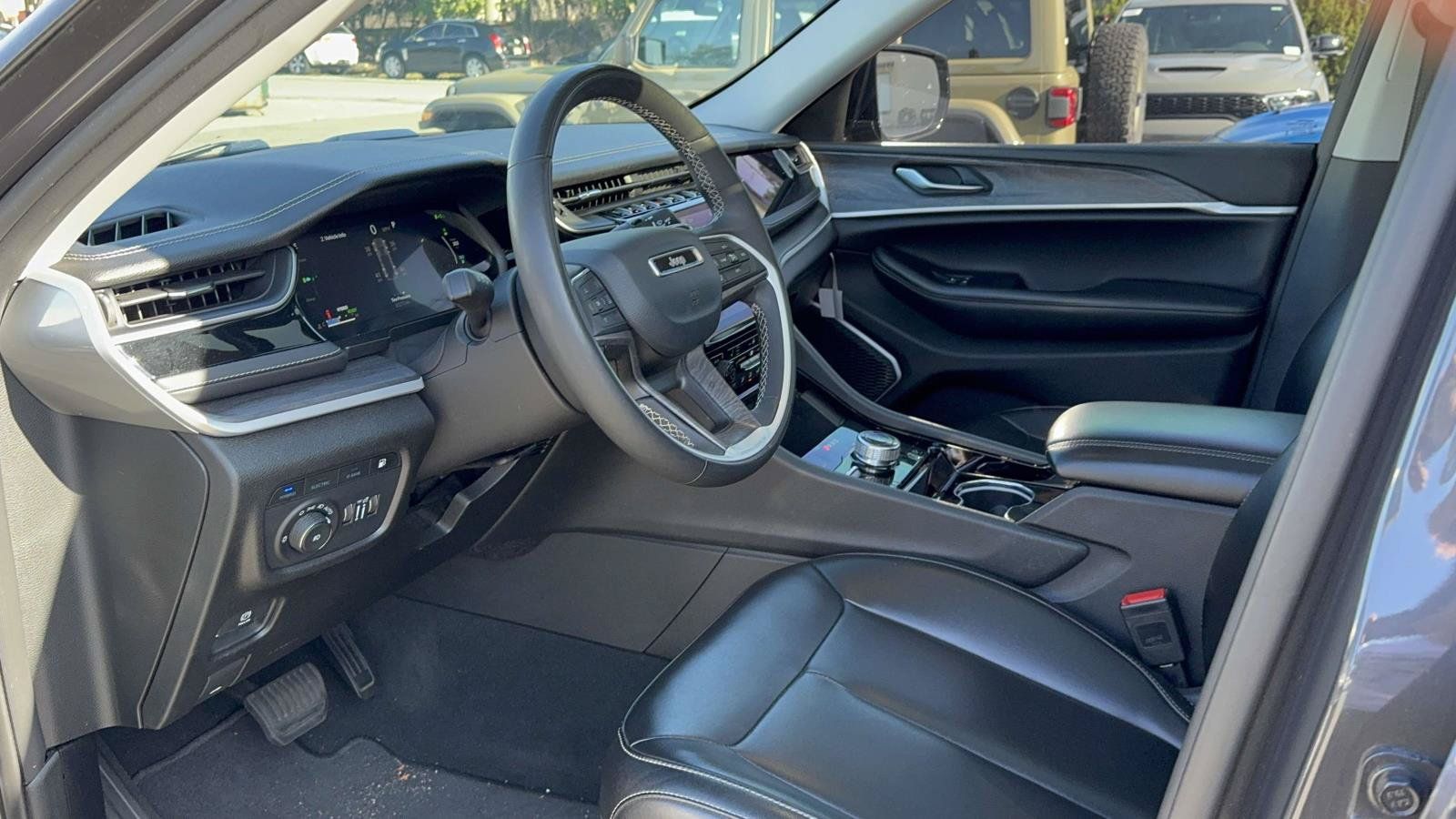 Used 2023 Jeep Grand Cherokee 4WD 4xe image 12
