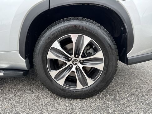 Used 2021 Toyota Highlander XLE FWD image 19
