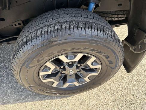 Certified 2022 Toyota Tacoma TRD Off-Road image 12