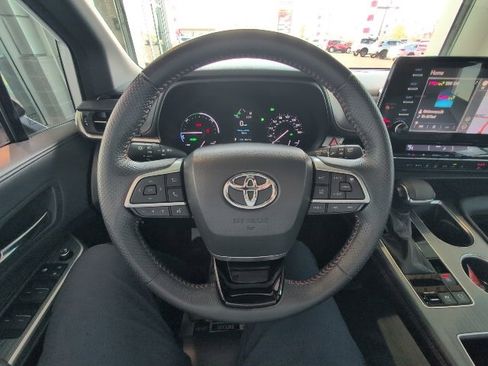 Certified 2022 Toyota Sienna XSE image 28