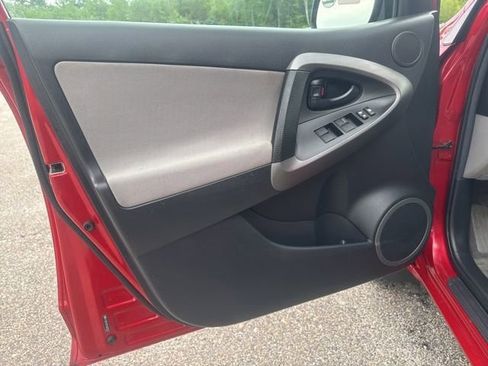 Used 2012 Toyota RAV4 4WD w/ Upgrade Value Pkg image 9