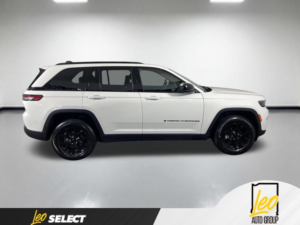 Used 2025 Jeep Grand Cherokee Altitude AWD/4WD image 7