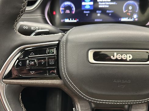 Used 2023 Jeep Grand Cherokee Overland w/ Luxury Tech Group IV AWD/4WD image 19