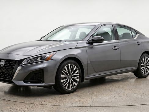 Used 2025 Nissan Altima 2.5 SV FWD image 3