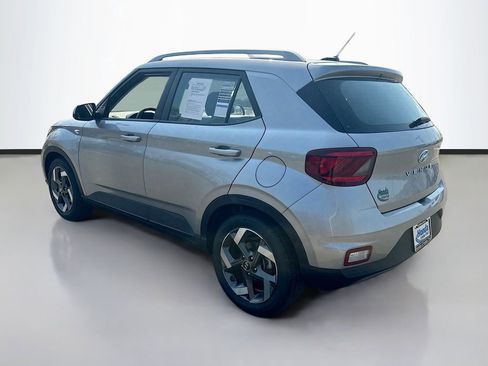 Used 2023 Hyundai Venue SEL FWD image 5