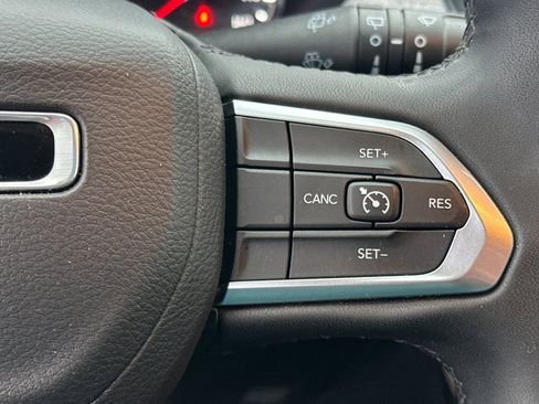 Used 2024 Jeep Compass Latitude image 36