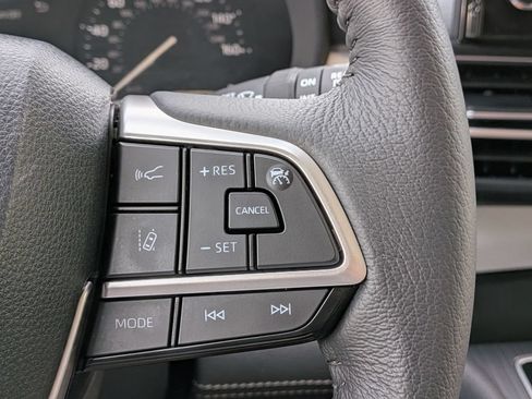 Used 2026 Toyota Sienna XLE FWD image 25