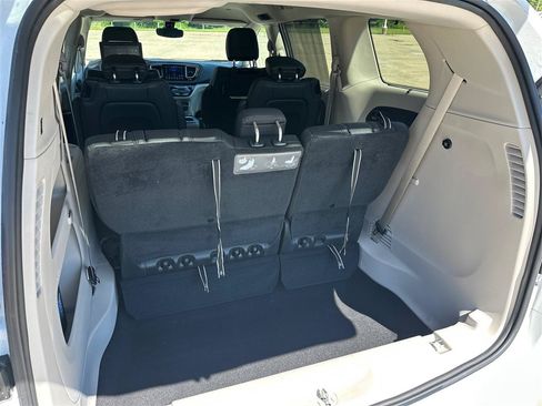 Used 2017 Chrysler Pacifica Touring-L Plus FWD image 12