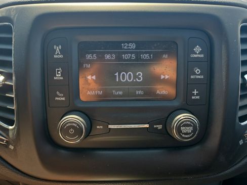 Used 2018 Jeep Compass Latitude w/ Cold Weather Group FWD image 18