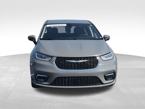 Used 2023 Chrysler Pacifica Touring-L FWD image 3