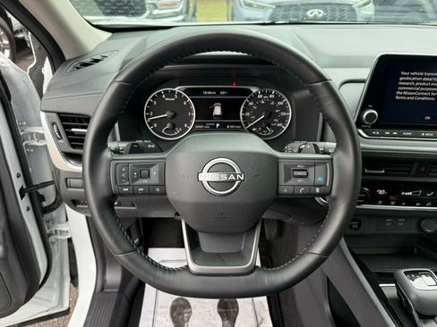 Used 2025 Nissan Rogue SV image 5