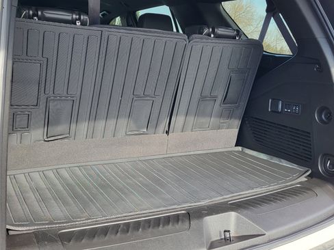 Used 2024 GMC Yukon SLT w/ SLT Luxury Package image 13