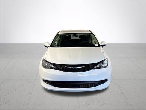 Used 2022 Chrysler Voyager LX FWD image 3