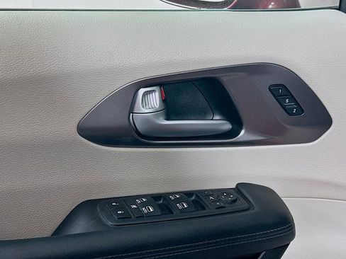 Used 2018 Chrysler Pacifica Limited w/ Tire & Wheel Group image 19