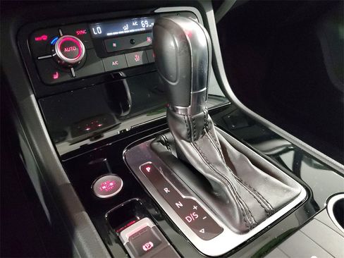 Used 2014 Volkswagen Touareg Sport image 23