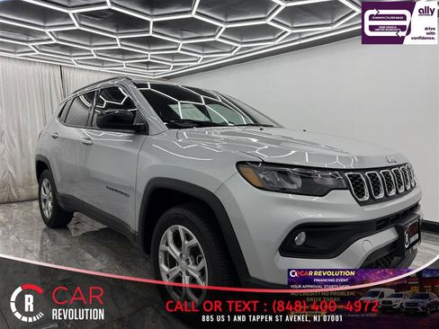 Used 2024 Jeep Compass Latitude AWD/4WD image 1