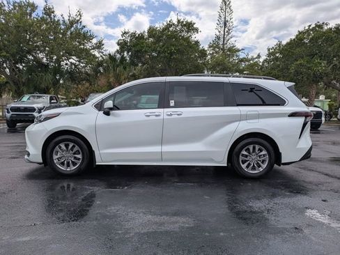 Used 2025 Toyota Sienna XLE FWD image 7