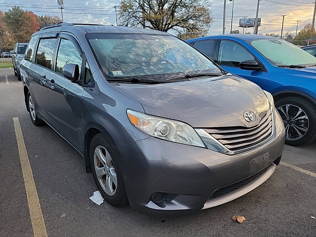 Used 2015 Toyota Sienna LE FWD image 3