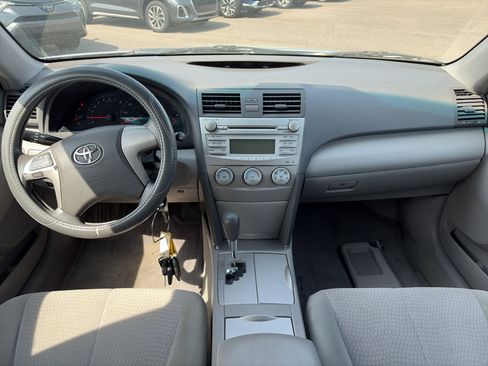 Used 2010 Toyota Camry LE FWD image 12