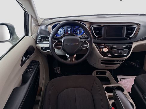 Used 2021 Chrysler Voyager L FWD image 17