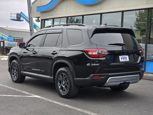 Certified 2025 Honda Pilot TrailSport image 3