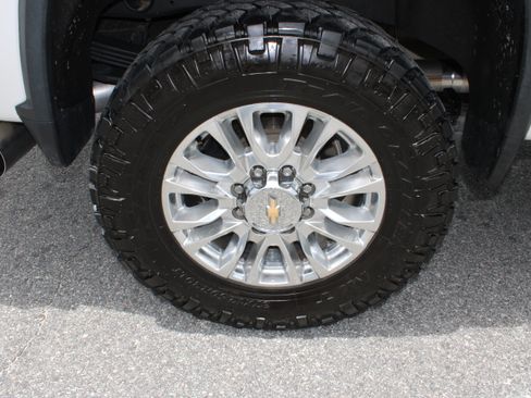 Used 2021 Chevrolet Silverado 2500 High Country w/ Z71 Off-Road Package AWD/4WD image 13