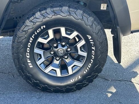 Used 2017 Toyota Tacoma TRD Off-Road AWD/4WD image 12