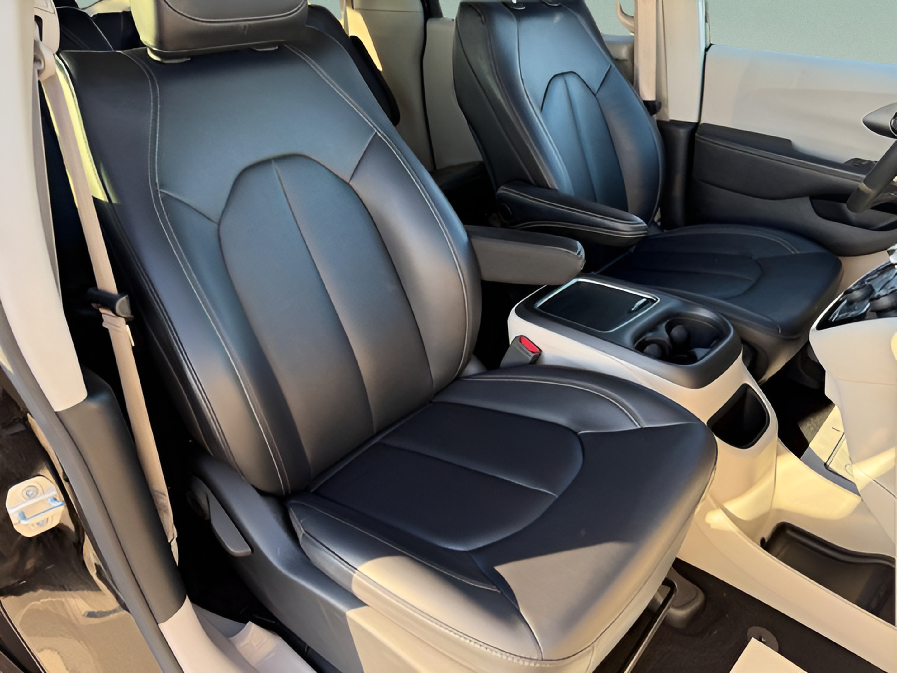 Used 2024 Chrysler Pacifica Touring-L FWD image 16