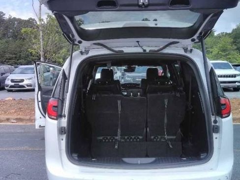 Used 2025 Chrysler Pacifica Select FWD image 3