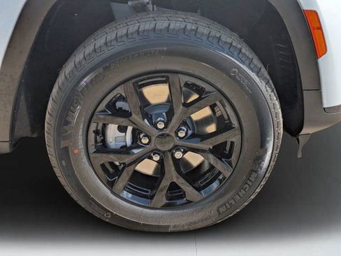 New 2025 Jeep Grand Cherokee L Altitude image 9