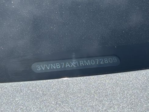 Used 2024 Volkswagen Tiguan SE w/ Panoramic Sunroof Package FWD image 30