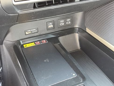 Used 2025 Toyota Camry SE image 4